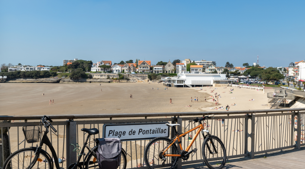 Vue sur la plage de Pontaillac à Royan, avec en arrière-plan les résidences secondaires typiques de la Côte Atlantique. Hydrios Wave propose l’entretien, l’hivernage et la remise en service des maisons et villas à Royan, Saint-Palais-sur-Mer, Vaux-sur-Mer, La Palmyre, Île de Ré, Île d’Oléron, Rochefort, Saintes et La Rochelle.