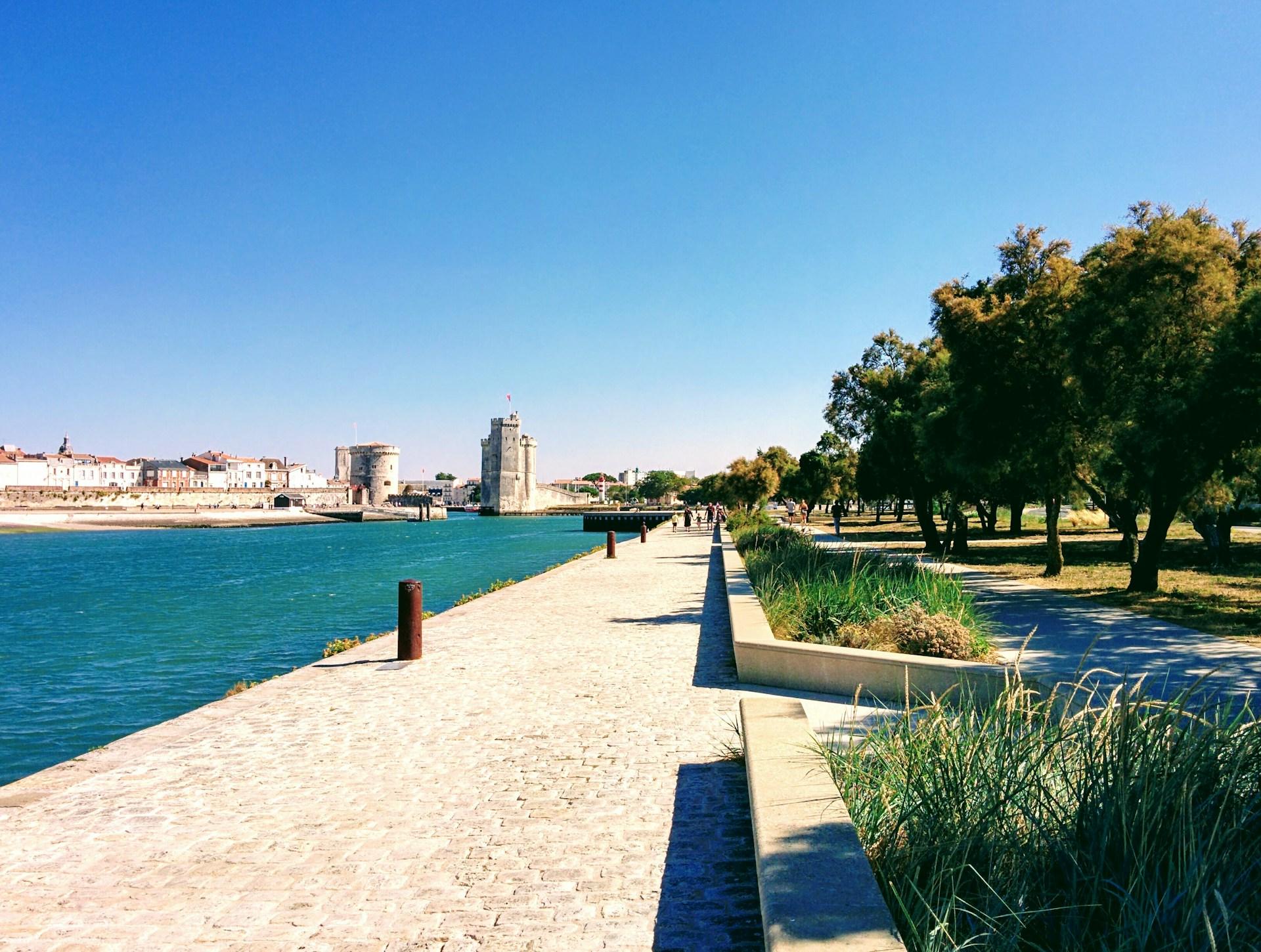 Vue du port de La Rochelle avec les deux tours emblématiques en arrière-plan, zone d’intervention de Hydrios Wave en Charente-Maritime.