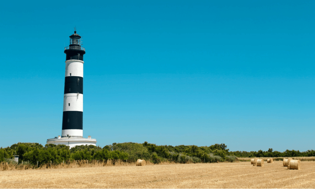 Phare dans une zone rurale de Charente-Maritime