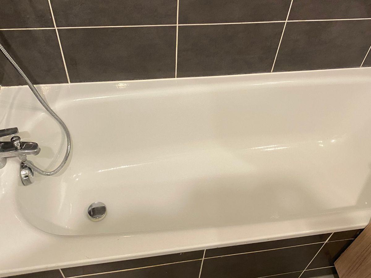 Baignoire propre et brillante après nettoyage professionnel Hydrios Wave en Charente-Maritime