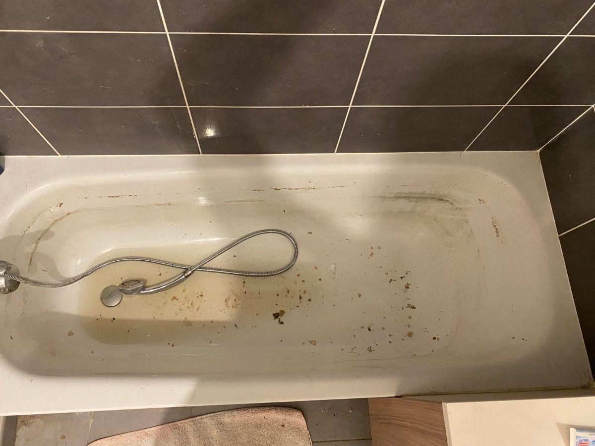 Baignoire sale avec traces de calcaire et saleté avant nettoyage Hydrios Wave