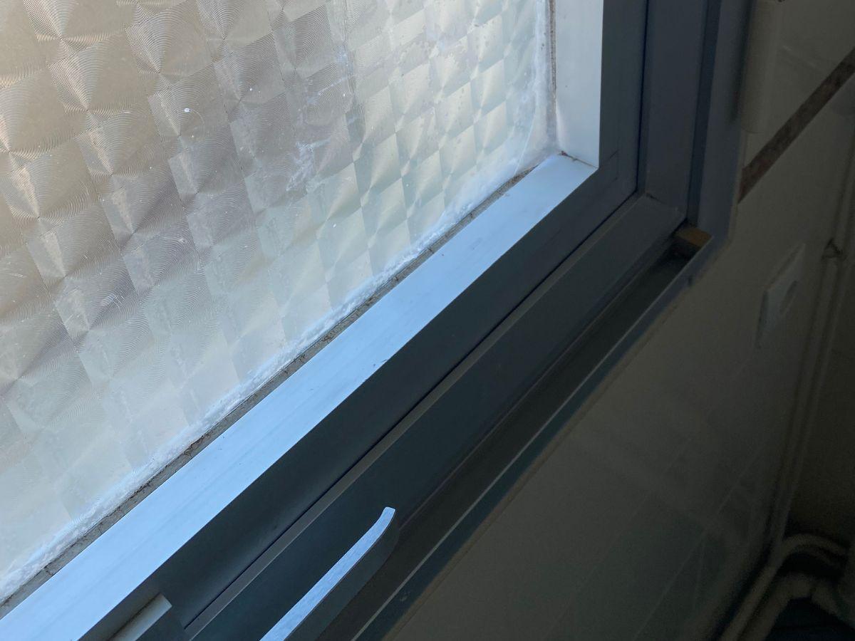 Fenêtre de salle de bain transparente et sans traces après nettoyage Hydrios Wave