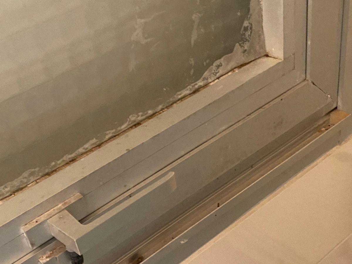 Fenêtre de salle de bain avec traces d'eau et salissures avant lavage Hydrios Wave