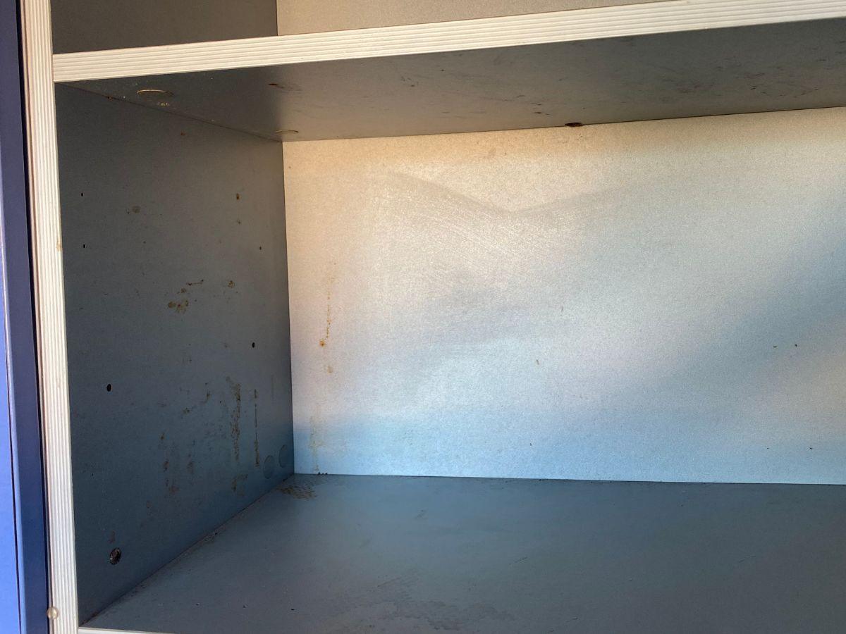 Meuble de cuisine graisseux avec résidus de cuisson avant dégraissage Hydrios Wave