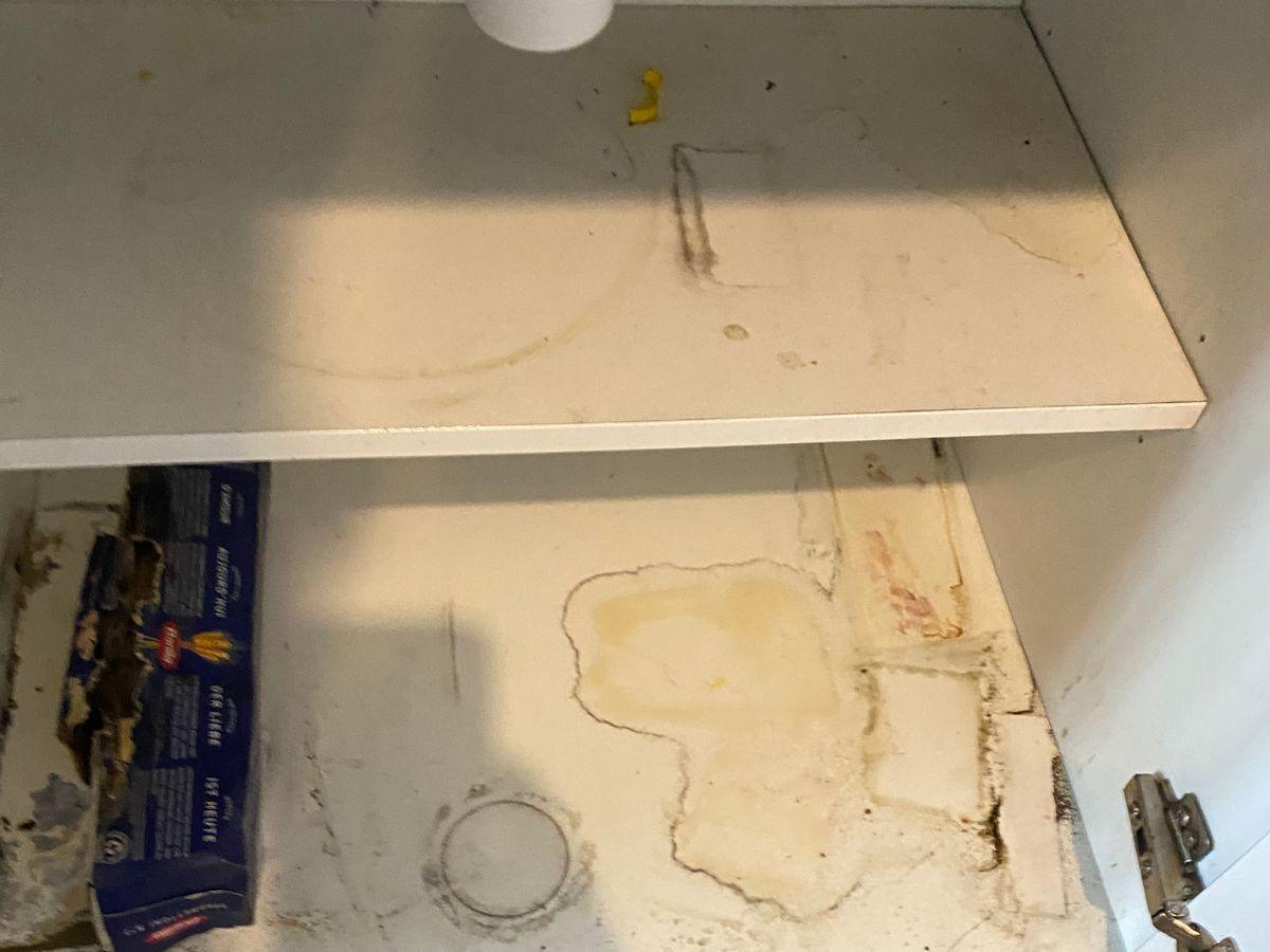 Meuble d'évier avec calcaire et traces d'eau avant traitement Hydrios Wave