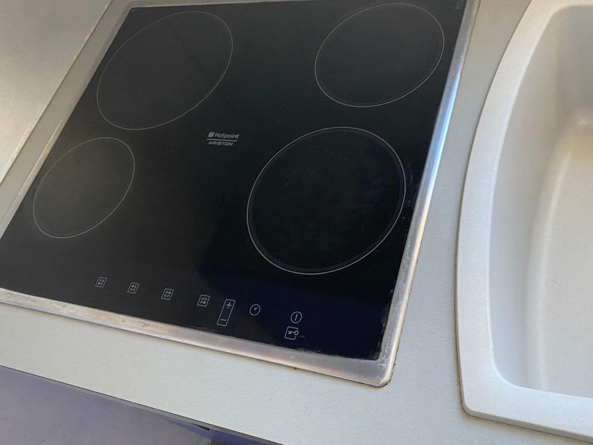 Plaques de cuisson propres et dégraissées après nettoyage intensif Hydrios Wave
