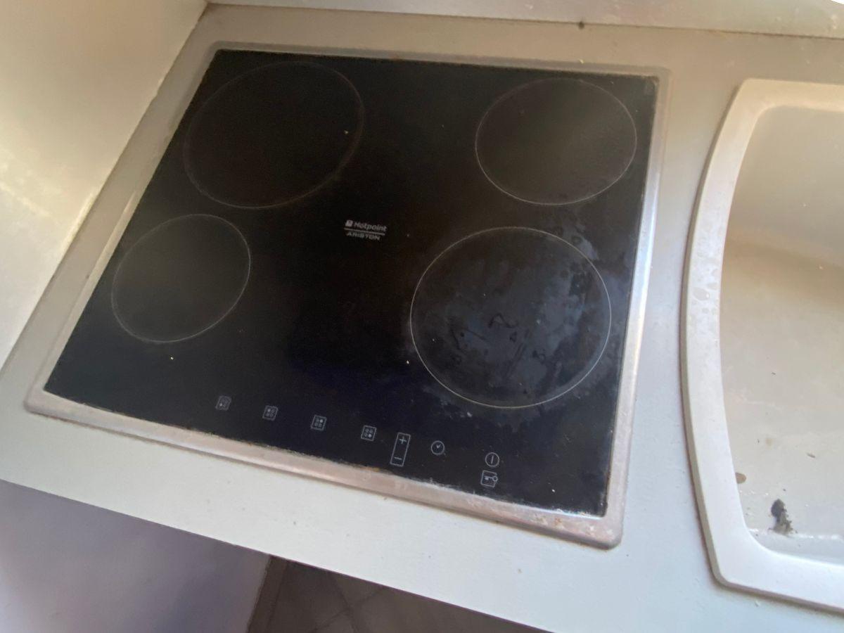 Plaques de cuisson encrassées avec graisse brûlée avant dégraissage Hydrios Wave