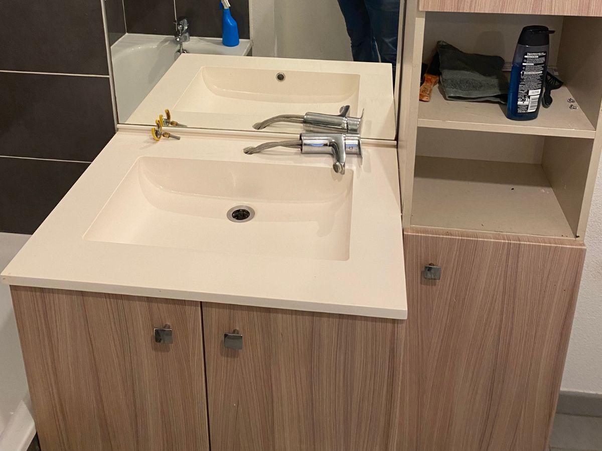 Salle de bain avec traces calcaire et moisissures avant nettoyage Hydrios Wave