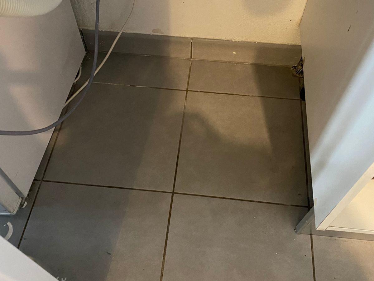 Sol sous machine à laver propre après nettoyage approfondi Hydrios Wave