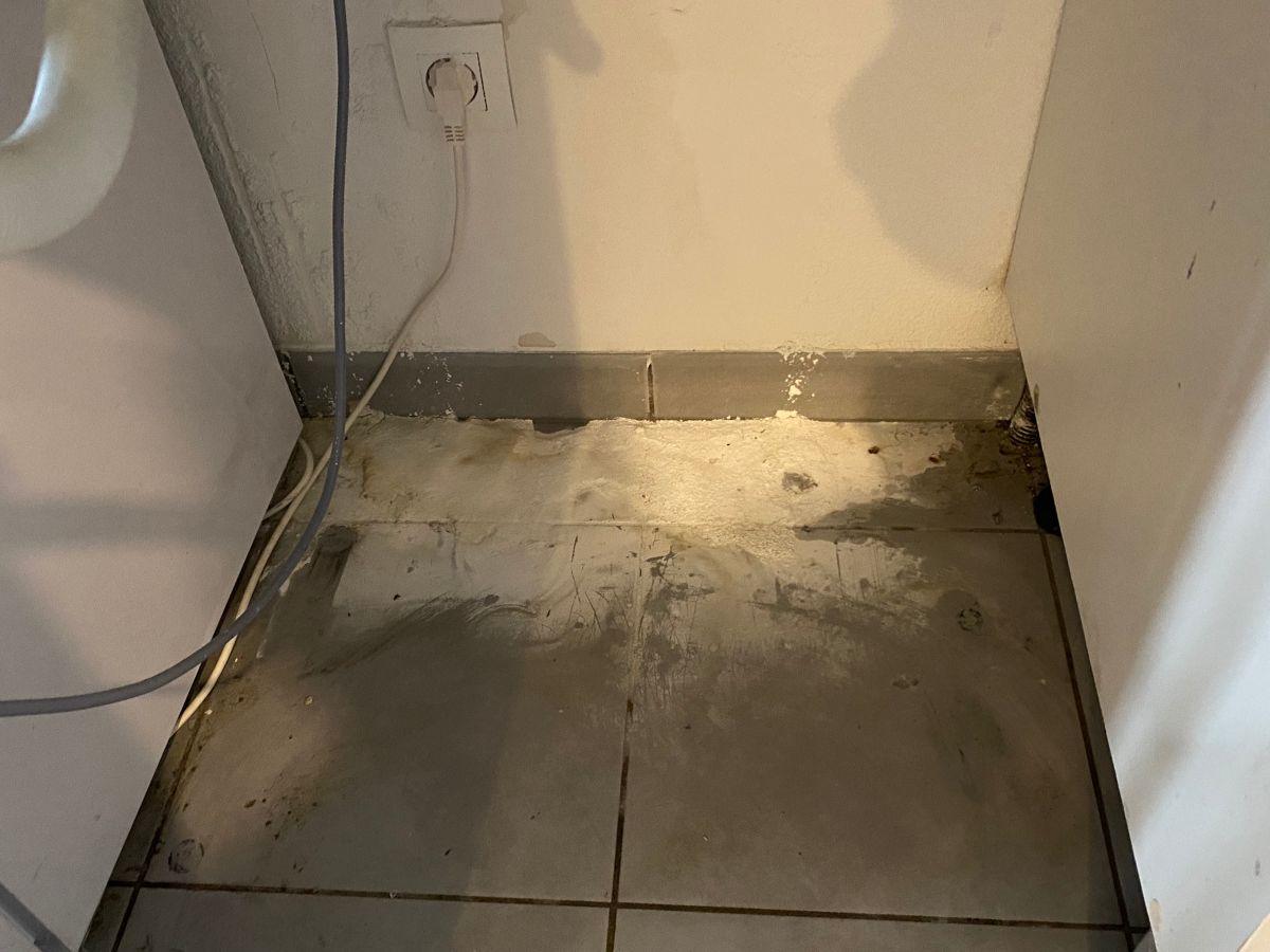 Sol sous machine à laver avec poussière et résidus avant nettoyage Hydrios Wave