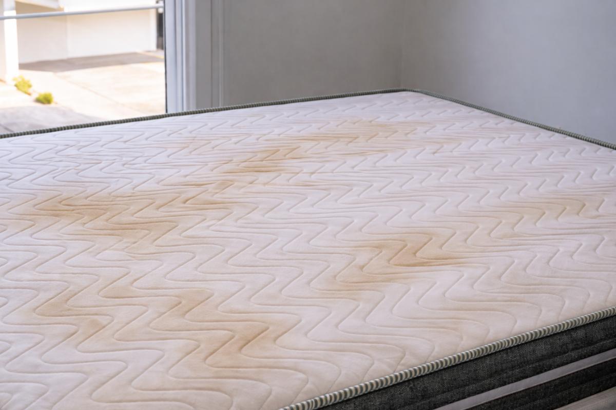Matelas avant détachage à Royan 17200 – traces et taches