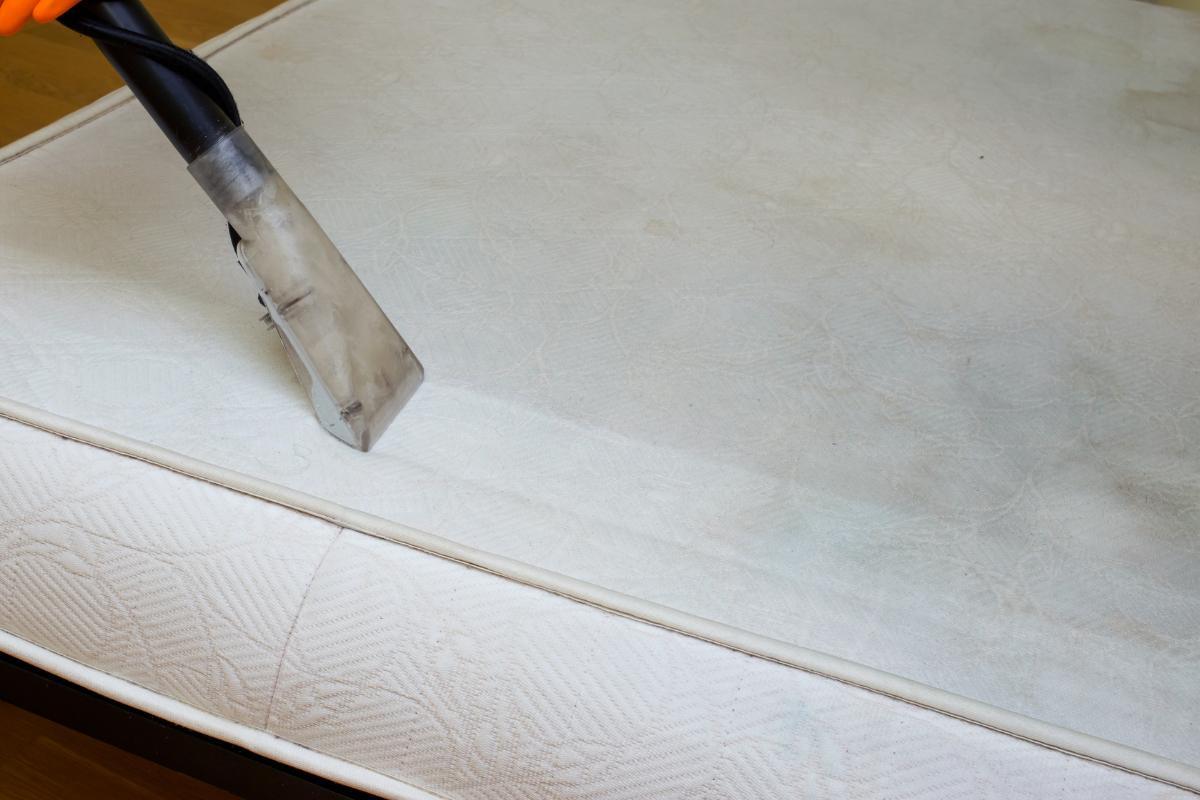 Matelas avant nettoyage à Royan 17200 – taches et auréoles