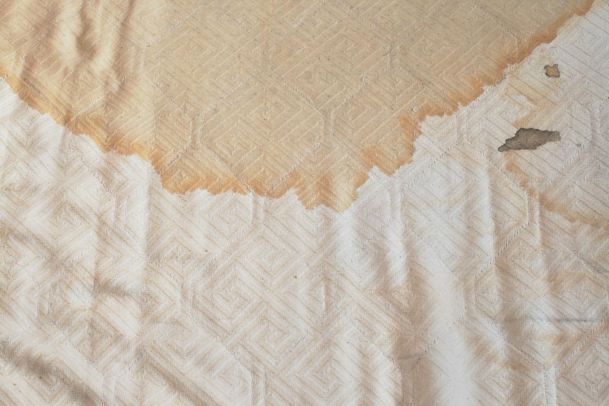 Matelas avant nettoyage à La Rochelle 17000 – taches et auréoles