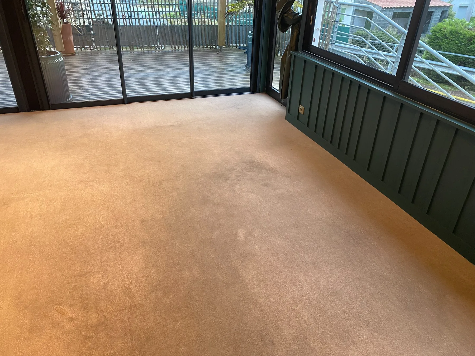 Moquette de restaurant avant nettoyage sur l’Île d’Oléron
